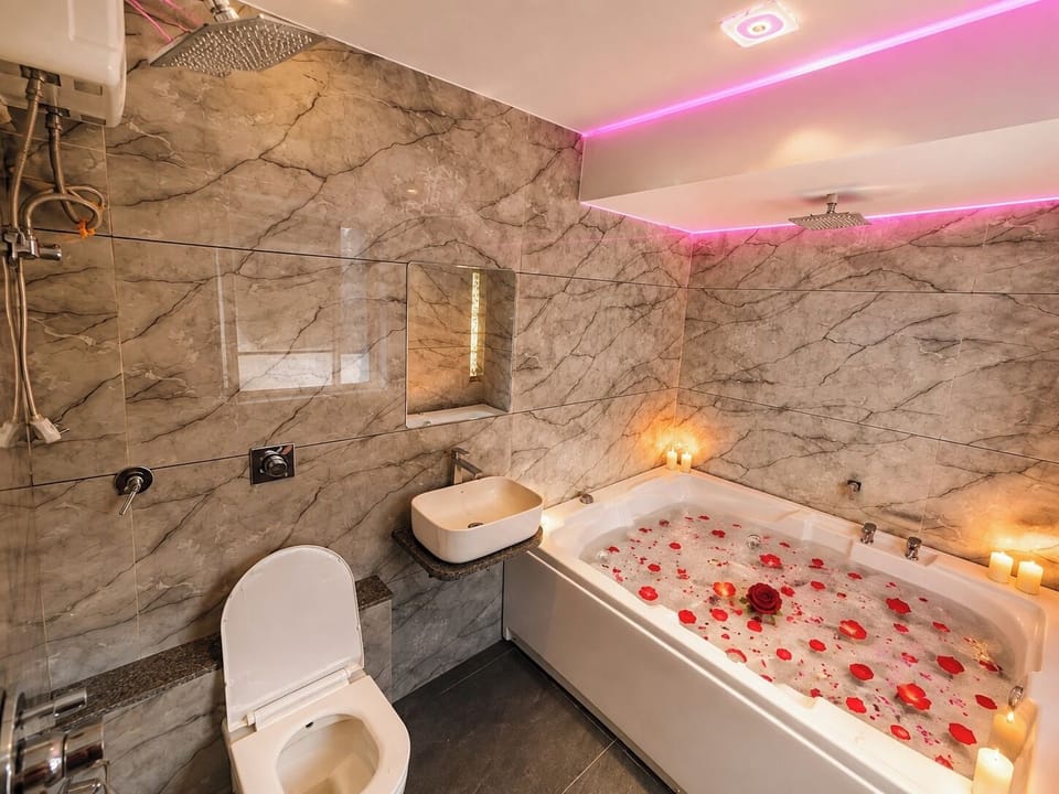 Luxury Room | Bathroom | Towels, soap, shampoo