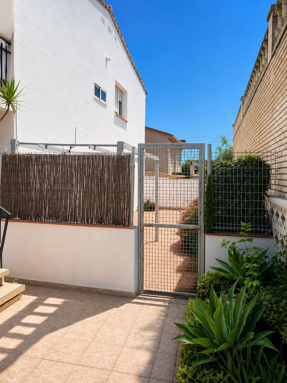 Comfort Apartment, Balcony | Property grounds