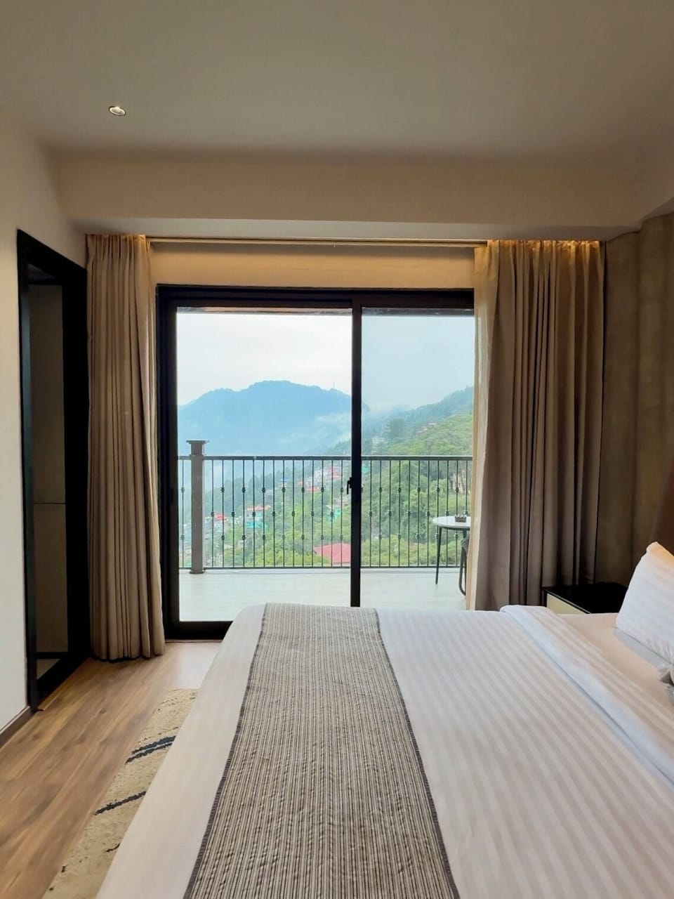 Mountain View - 2 Bedroom Suite with Private Balcony | Desk, laptop workspace, WiFi (free)