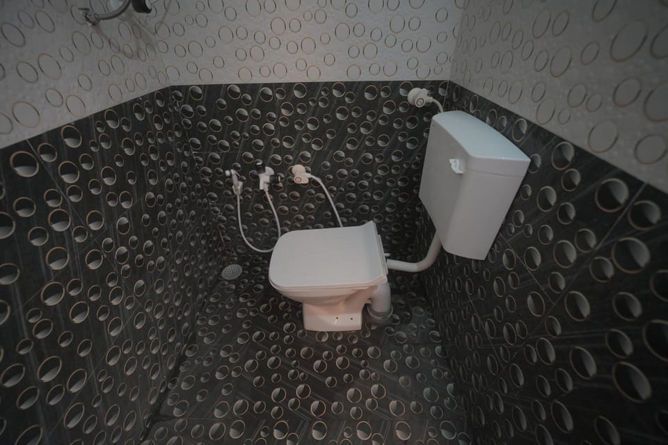 Deluxe Room | Bathroom | Shower, hair dryer (on request), towels, soap