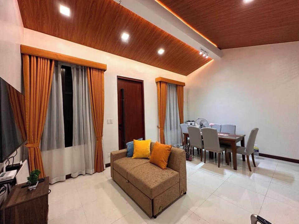 Comfort House, 3 Bedrooms, Air conditioning, City View | Living room | 32-inch Smart TV with digital channels