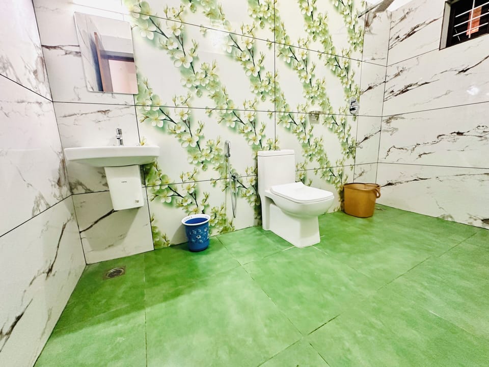 Combined shower/tub, free toiletries, towels, soap