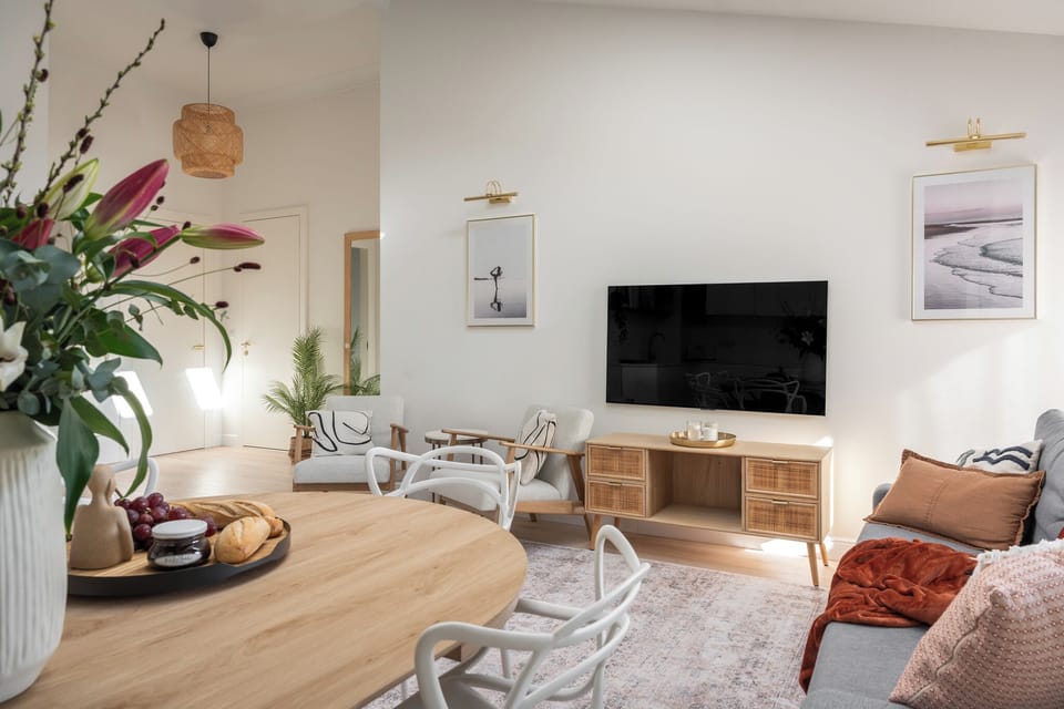 Deluxe Apartment, Balcony, Park View | Living area | 40-inch flat-screen TV with cable channels, Netflix, Hulu