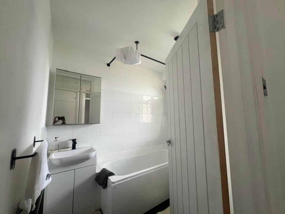 Combined shower/tub, deep soaking tub, towels