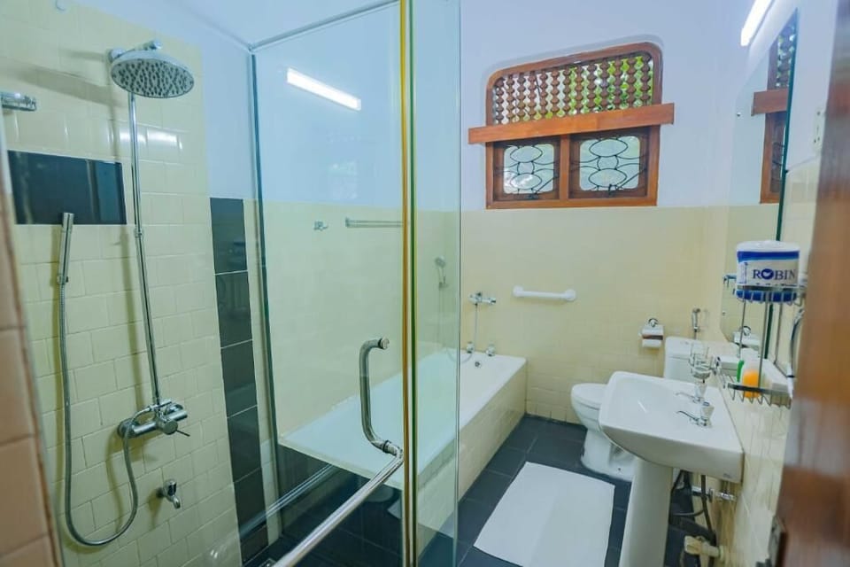 Superior Double Room, Patio, Garden View | Bathroom | Hair dryer, towels, soap, shampoo