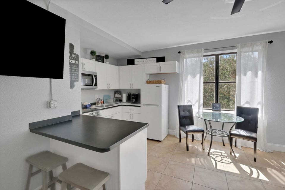 Condo, 1 Queen Bed, Kitchen, City View (Bold City Loft) | Private kitchen