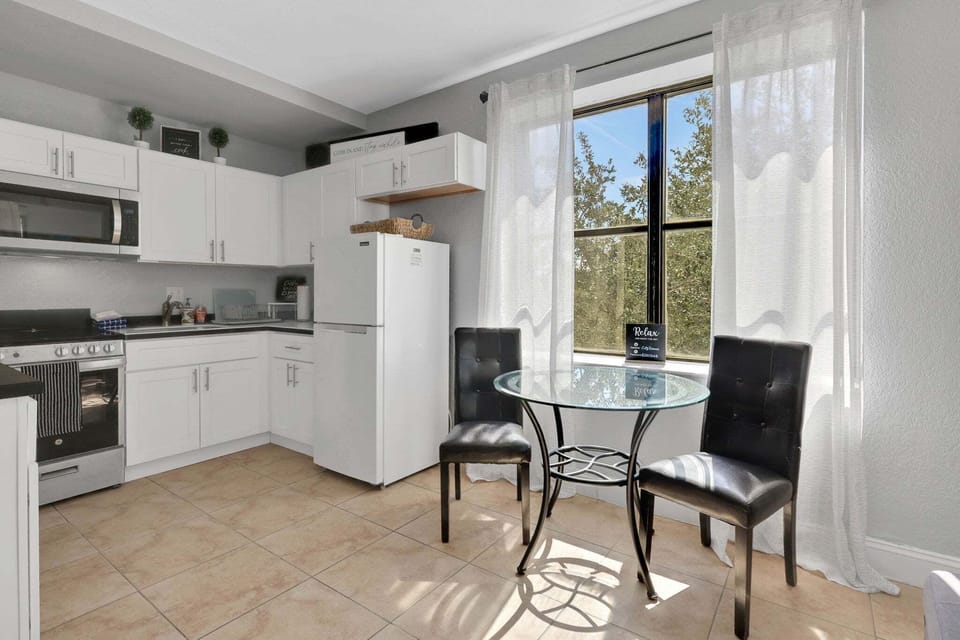 Condo, 1 Queen Bed, Kitchen, City View (Bold City Loft) | Private kitchen