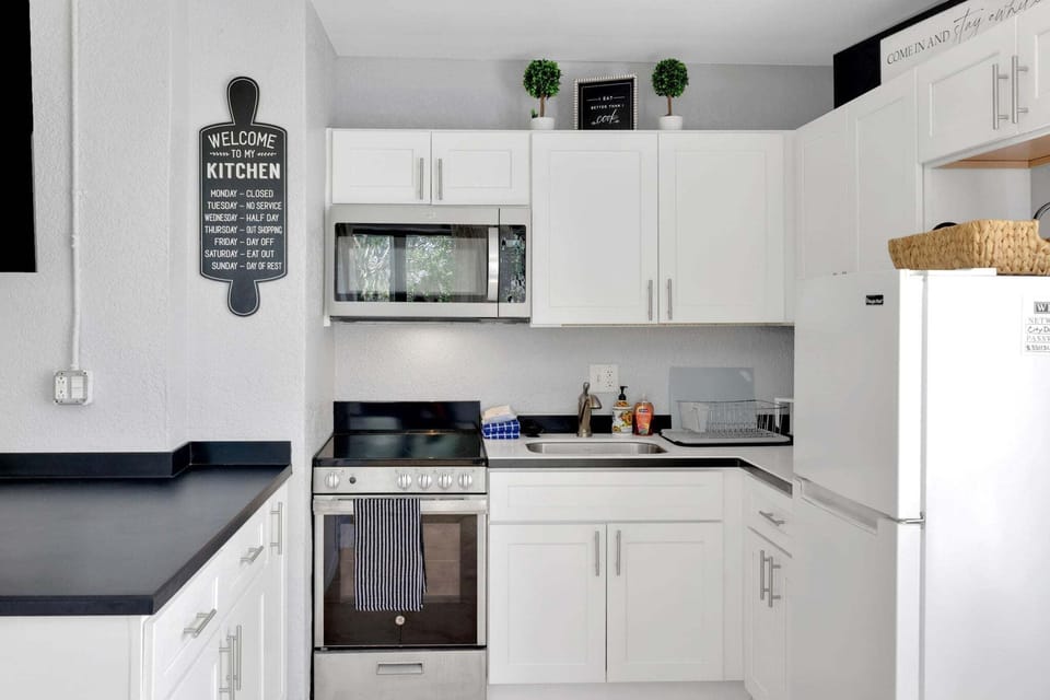 Condo, 1 Queen Bed, Kitchen, City View (Bold City Loft) | Private kitchen