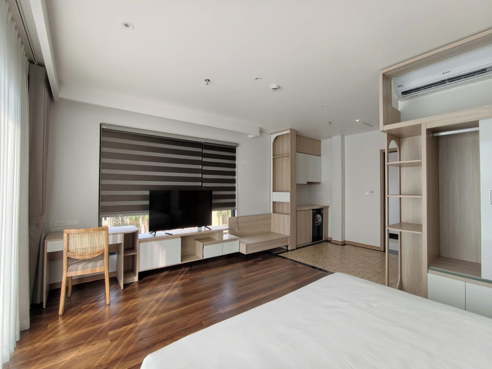 Executive Studio, Balcony, City View | Desk, laptop workspace, WiFi (free)