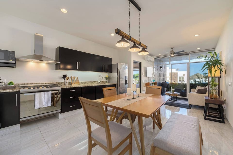Condo, 2 Bedrooms, Accessible, Balcony | Dining room