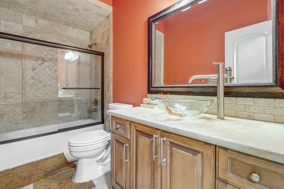 Full Kitchen & Laundry! Kirkland Studio Suite Apartment in Kirkland