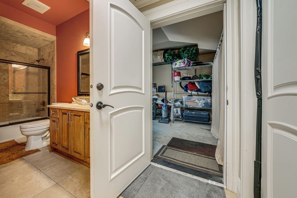 Full Kitchen & Laundry! Kirkland Studio Suite Apartment in Kirkland
