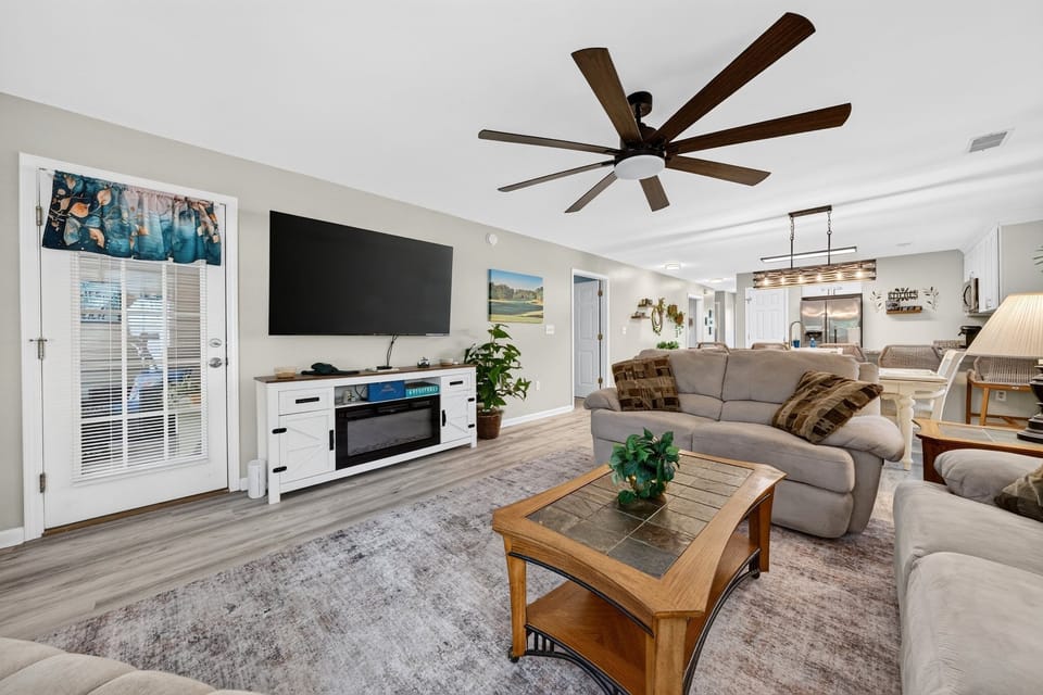 Condo, 3 Bedrooms | Living area