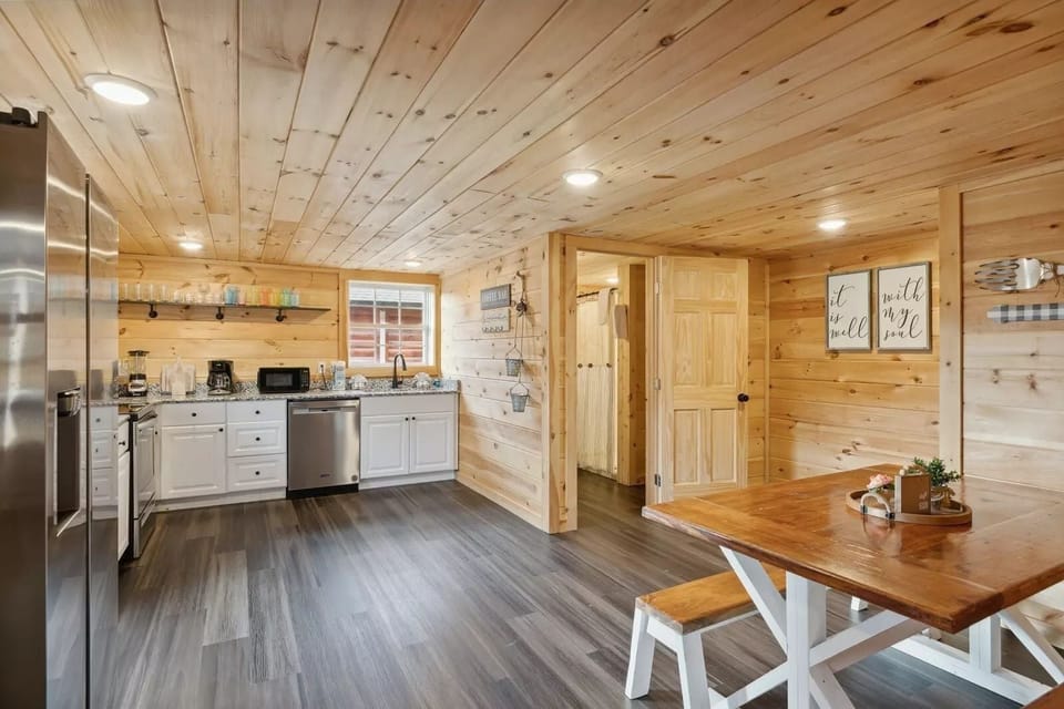Cabin, 2 Bedrooms | Private kitchen | Coffee/tea maker, fridge, oven, toaster