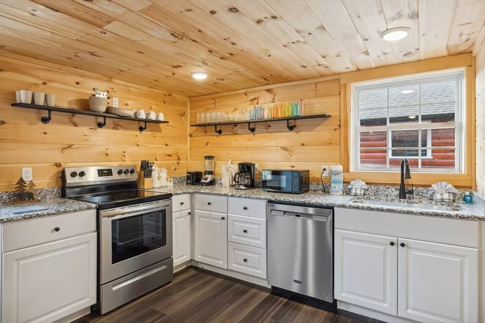 Cabin, 2 Bedrooms | Private kitchen | Coffee/tea maker, fridge, oven, toaster