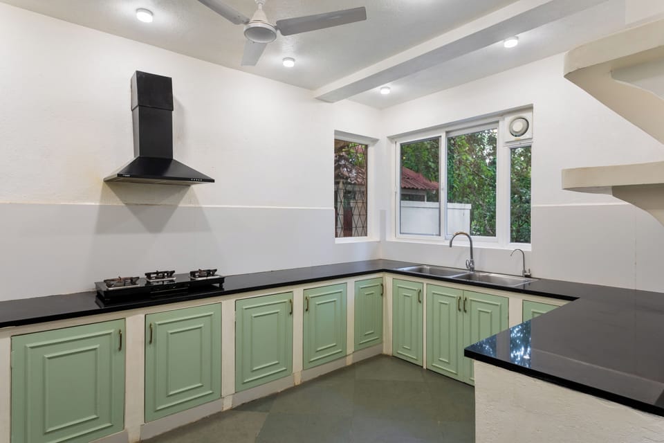Microwave, oven, dishwasher, cookware/dishes/utensils
