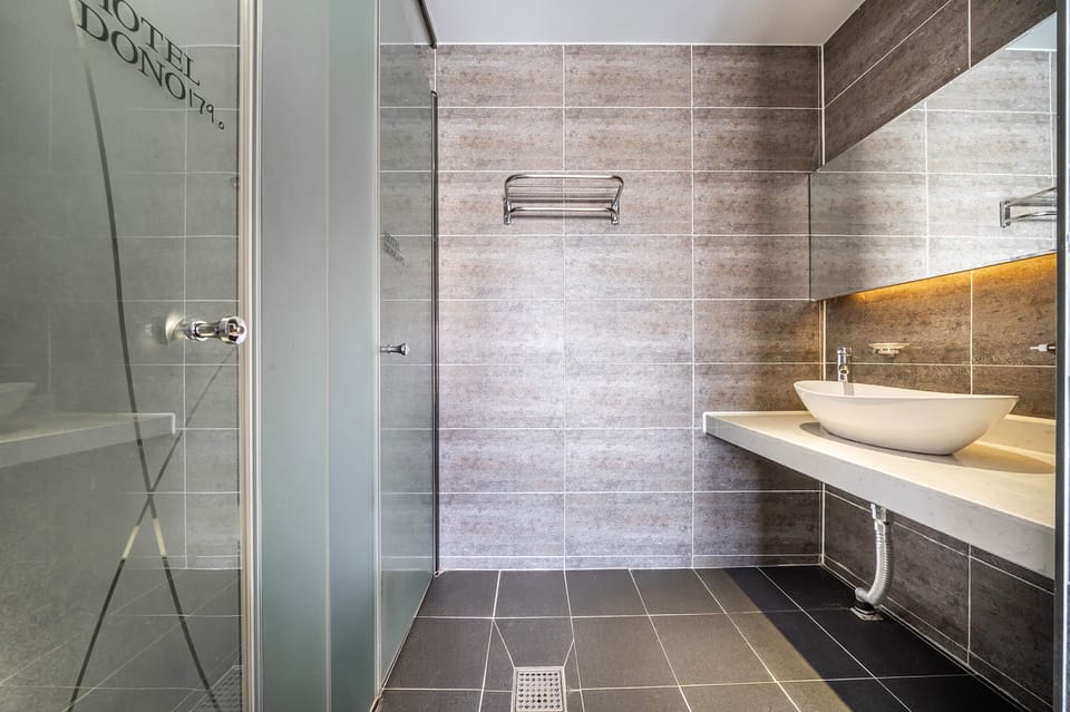 Design Suite, 1 Queen Bed, Non Smoking, City View | Bathroom | Free toiletries, hair dryer, bathrobes, slippers