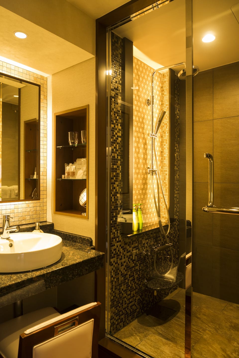 Minibar, blackout drapes, free WiFi, bed sheets