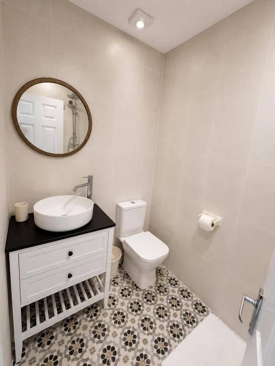 Deluxe Double Room | Bathroom | Shower, free toiletries, towels, soap