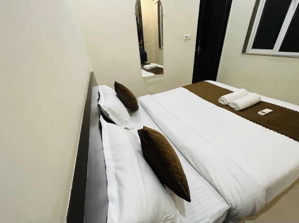 Deluxe Double Room | Desk, laptop workspace, blackout drapes, soundproofing