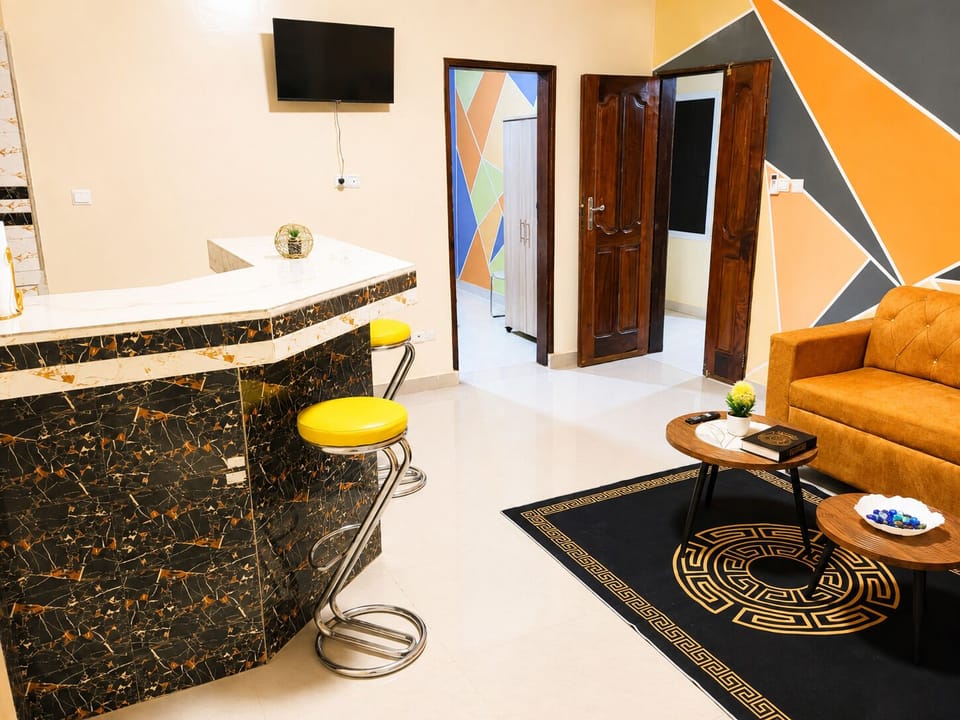 Deluxe Studio Suite, Balcony, City View | Living area