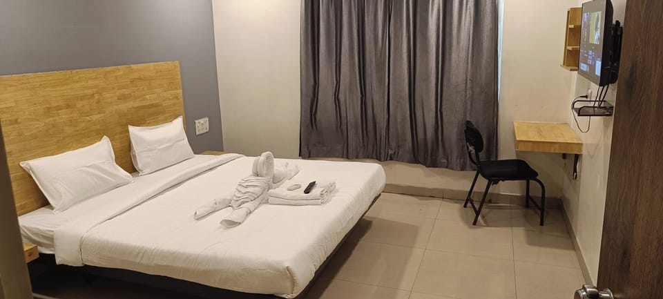 Desk, laptop workspace, iron/ironing board, WiFi (free)