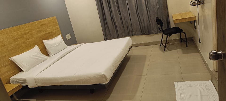 Desk, laptop workspace, iron/ironing board, WiFi (free)