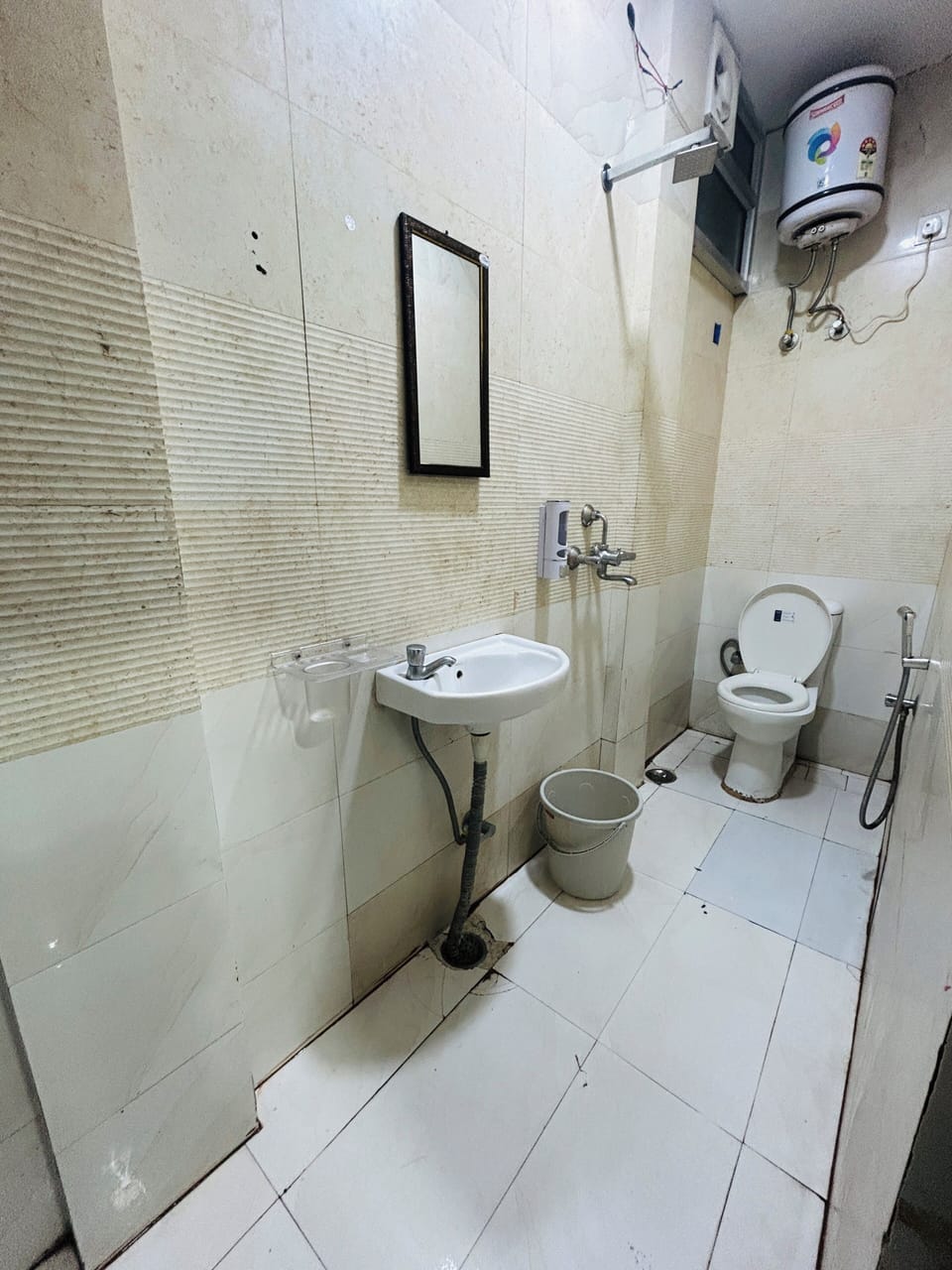 Deluxe Studio, City View | Bathroom | Shower, slippers, towels, soap