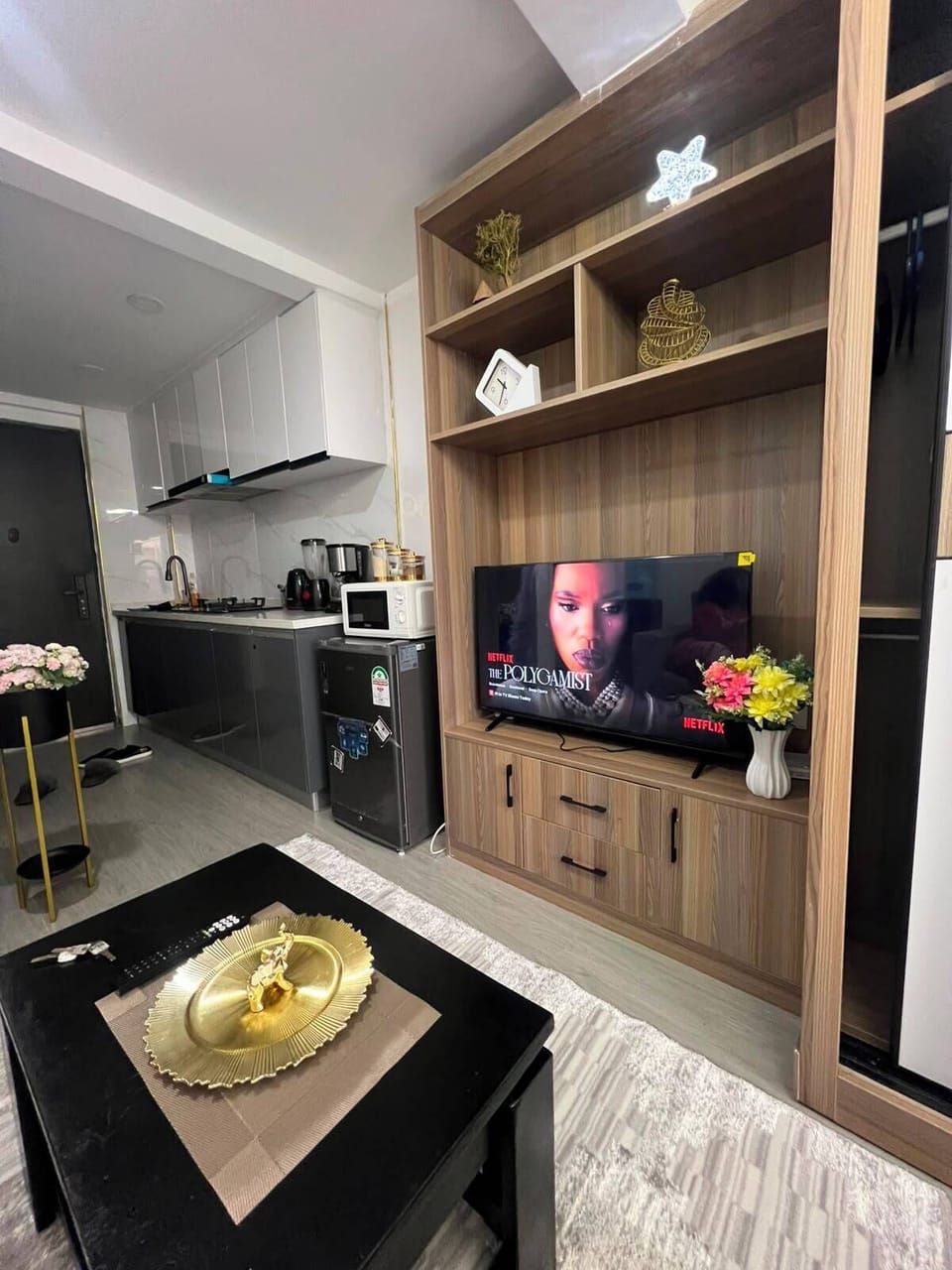 Full-size fridge, microwave, oven, stovetop