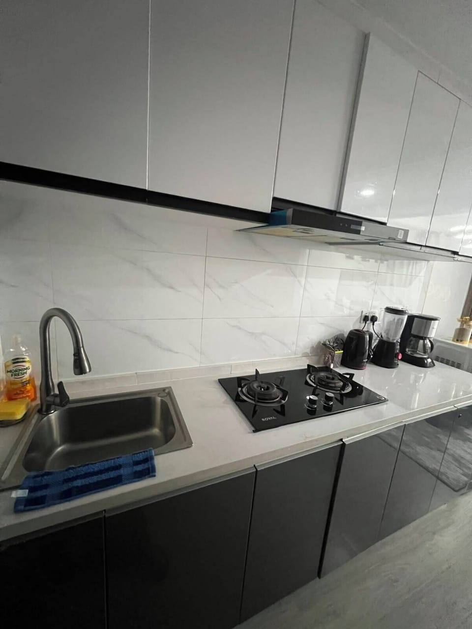 Full-size fridge, microwave, oven, stovetop