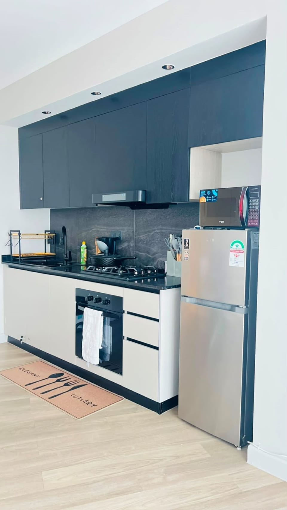 Classic Apartment, Balcony, City View | Private kitchen | Full-size fridge, microwave, oven, stovetop