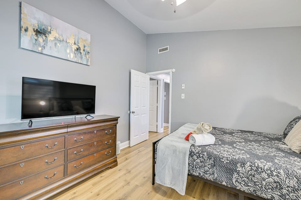 Centrally Located Charlotte Home w/ Patio & Yard! Cottage in Charlotte