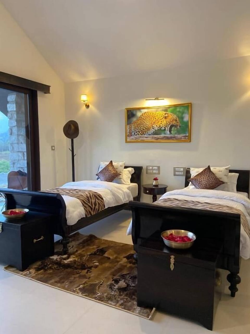 Cottage, Multiple Beds, Bathtub | Laptop workspace, soundproofing