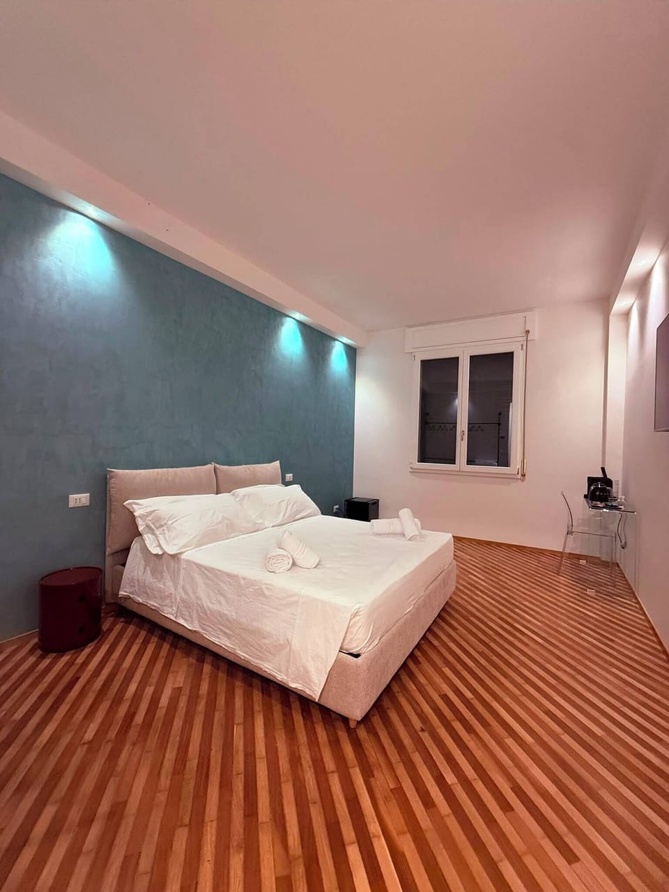 Deluxe Room, 1 Queen Bed, City View | Desk, soundproofing, WiFi (free)