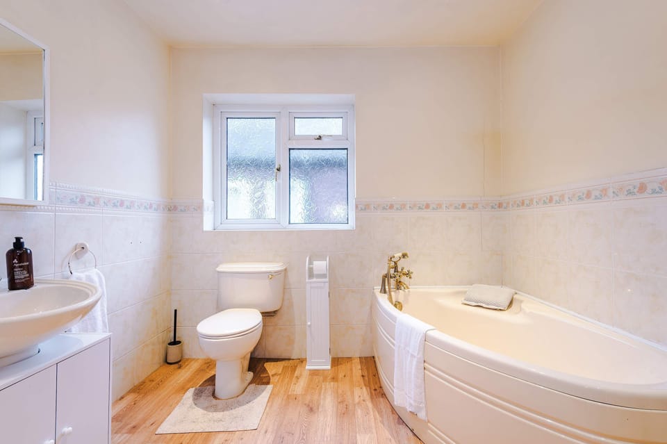 Elite 5BR Manchester Hub Fast Wifi M56 Link House in Manchester