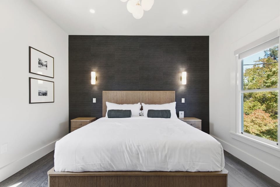 Minibar, in-room safe, iron/ironing board, WiFi (free)