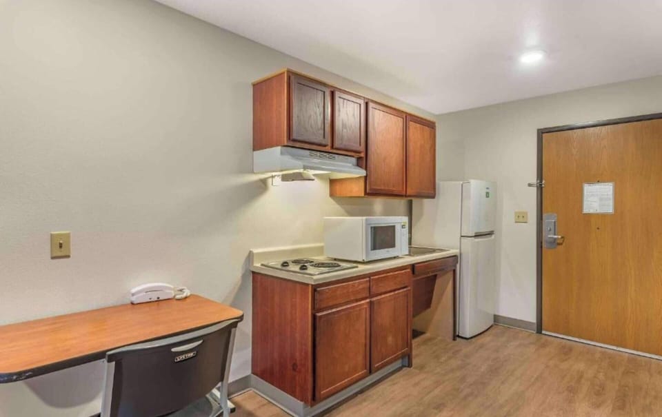 Full-size fridge, microwave, stovetop, freezer