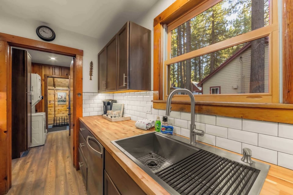 House, Multiple Beds, Mountain View (Bearfoot Cabin) | Private kitchen