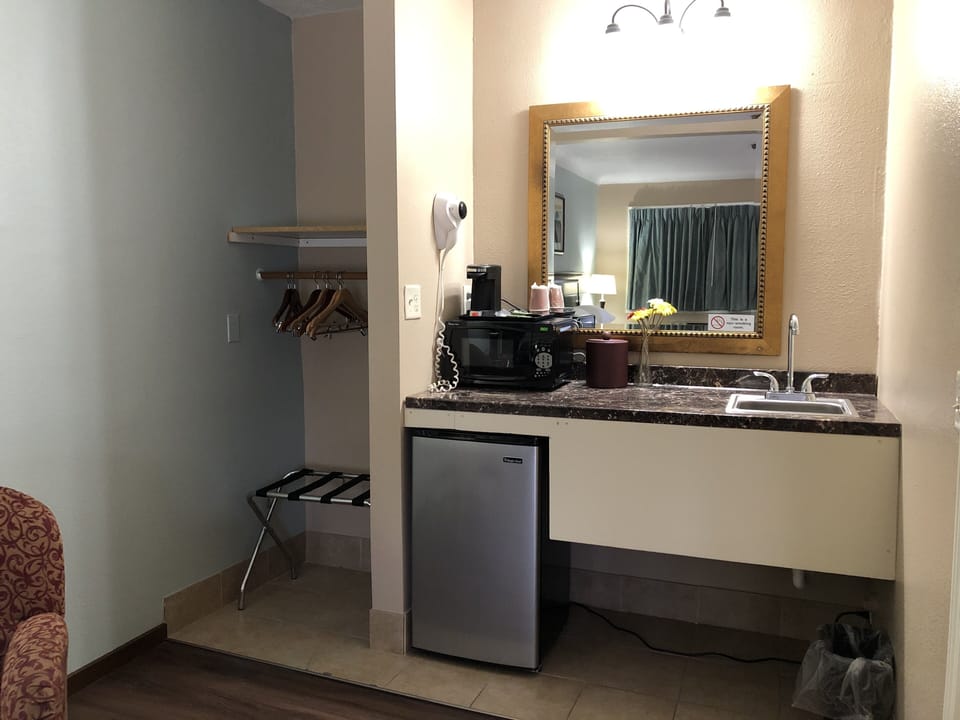 1 King Bed, Non-Smoking Room | Private kitchenette | Fridge, microwave, coffee/tea maker