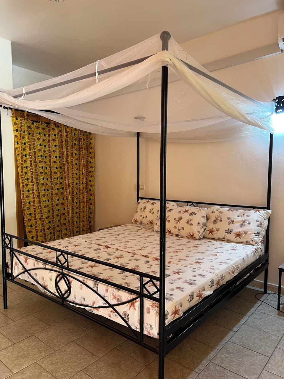 Economy Triple Room | Laptop workspace
