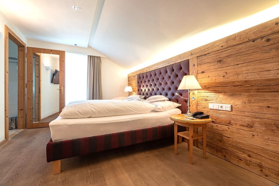 Junior Suite | Premium bedding, down comforters, pillowtop beds, minibar