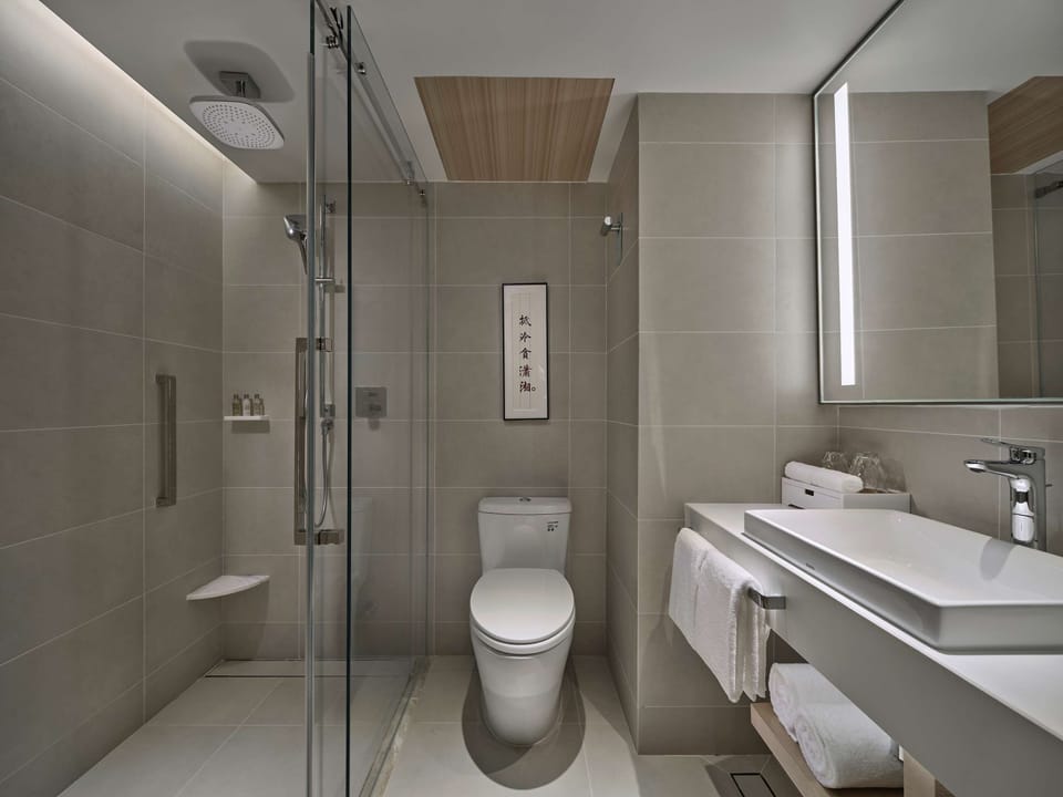 Shower, rainfall showerhead, free toiletries, hair dryer