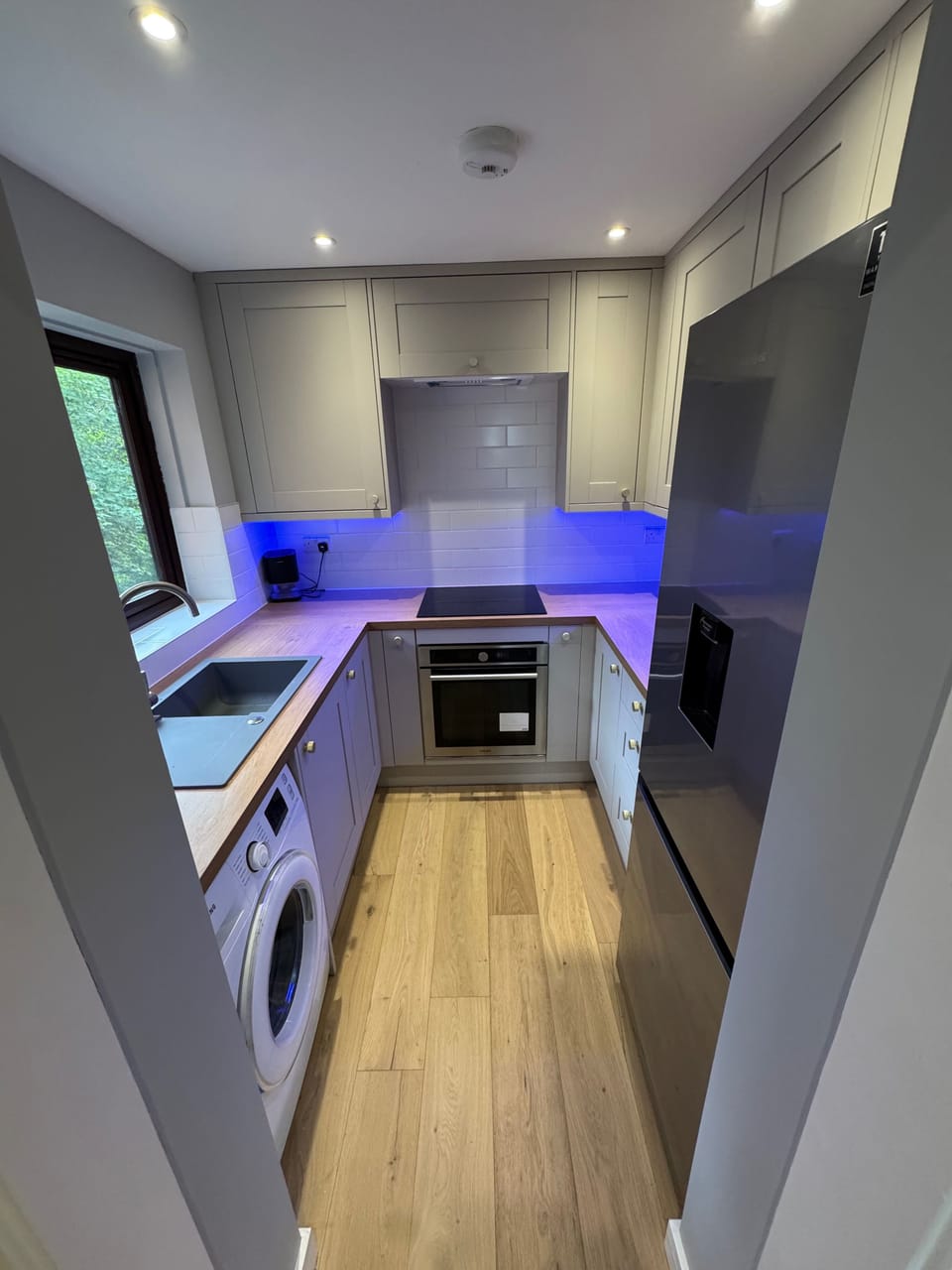 Fridge, oven, stovetop, electric kettle