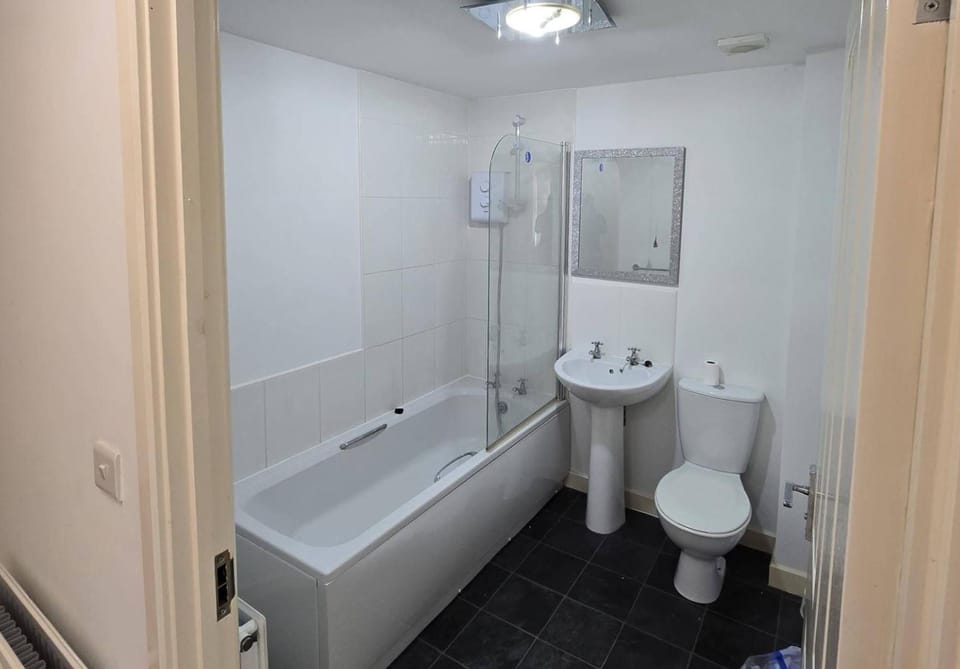 Shirebrook 2-bed Townhouse, With Free Parking, Ideal for Contractors and Families House in Bassetlaw District