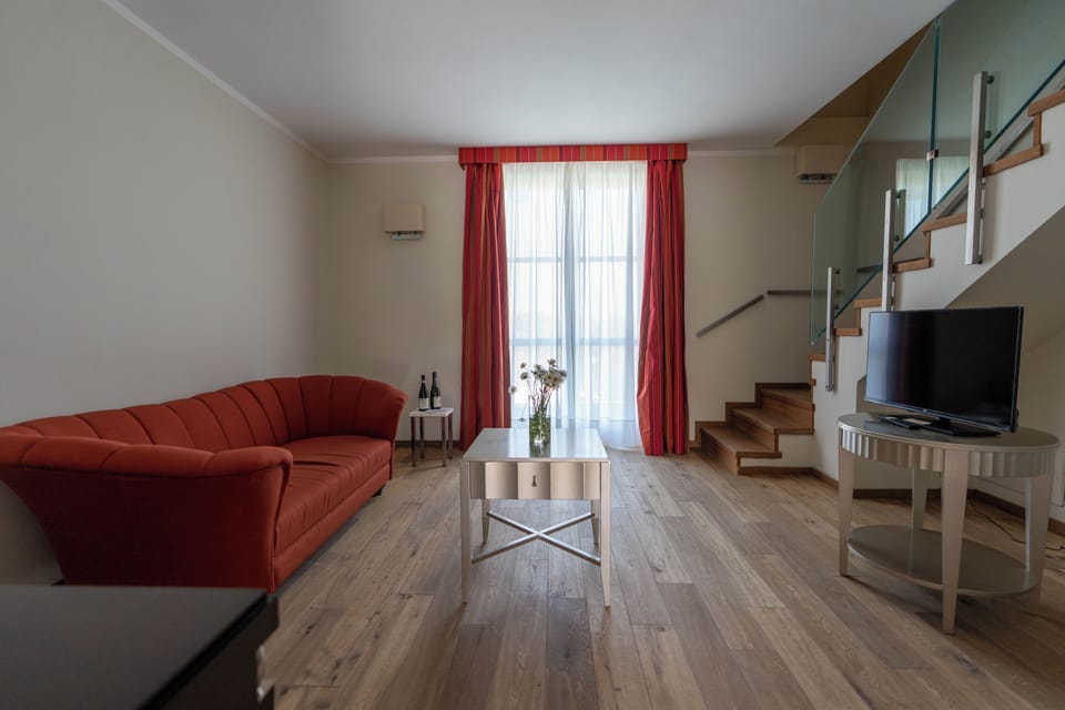 Comfort Double or Twin Room, Hill View | Living area