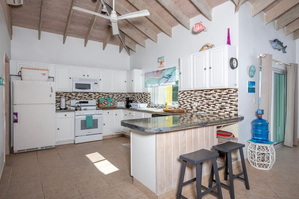 House, 4 Bedrooms | Private kitchen | Coffee/tea maker, fridge, oven, toaster