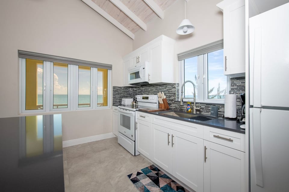 House, 4 Bedrooms | Private kitchen | Coffee/tea maker, fridge, oven, toaster