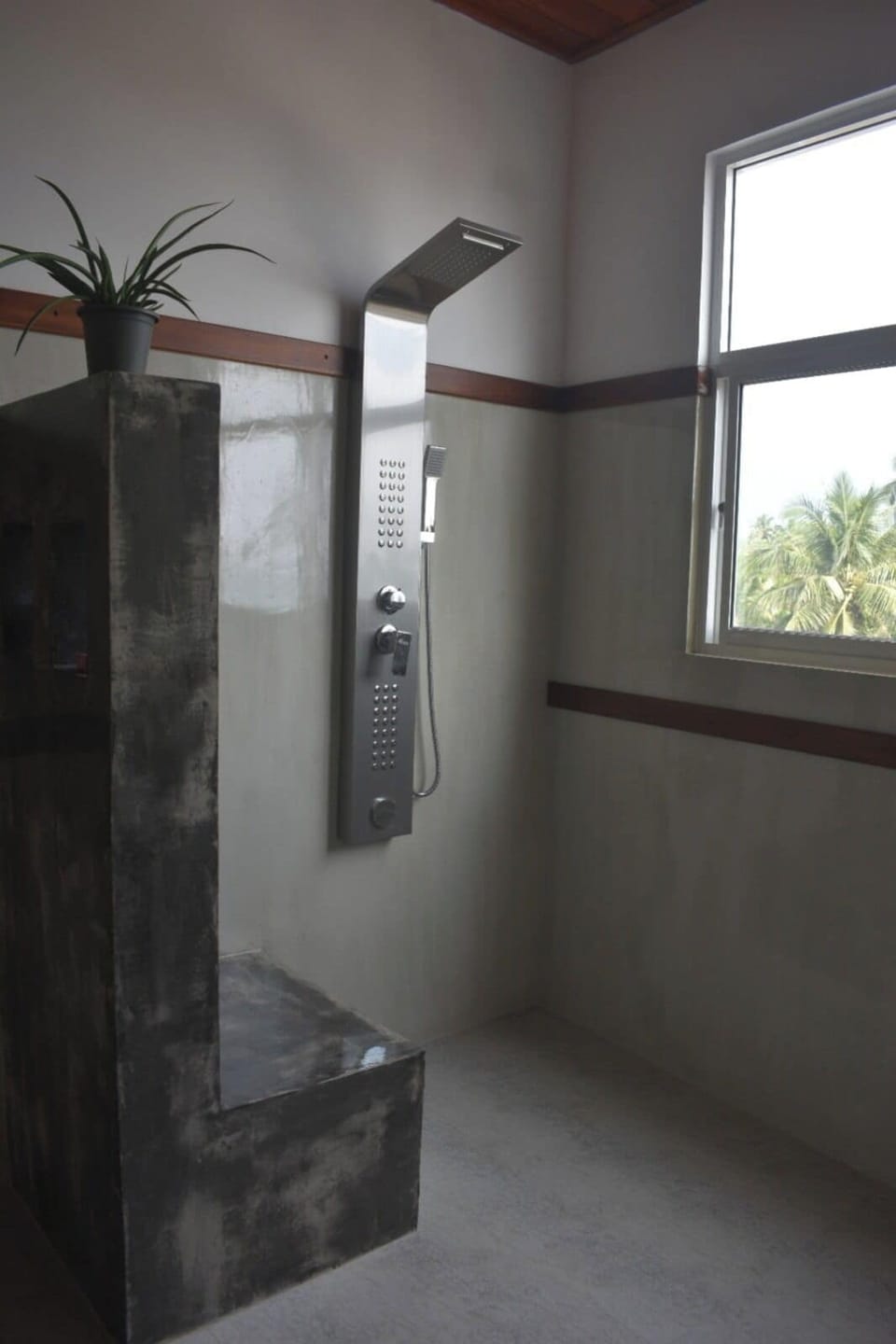 Deluxe Apartment | Bathroom | Shower, hair dryer, bidet, towels