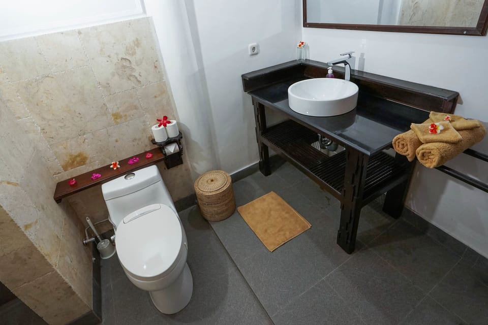 Triple Bungalow  | Bathroom | Free toiletries, hair dryer (on request), bidet, towels