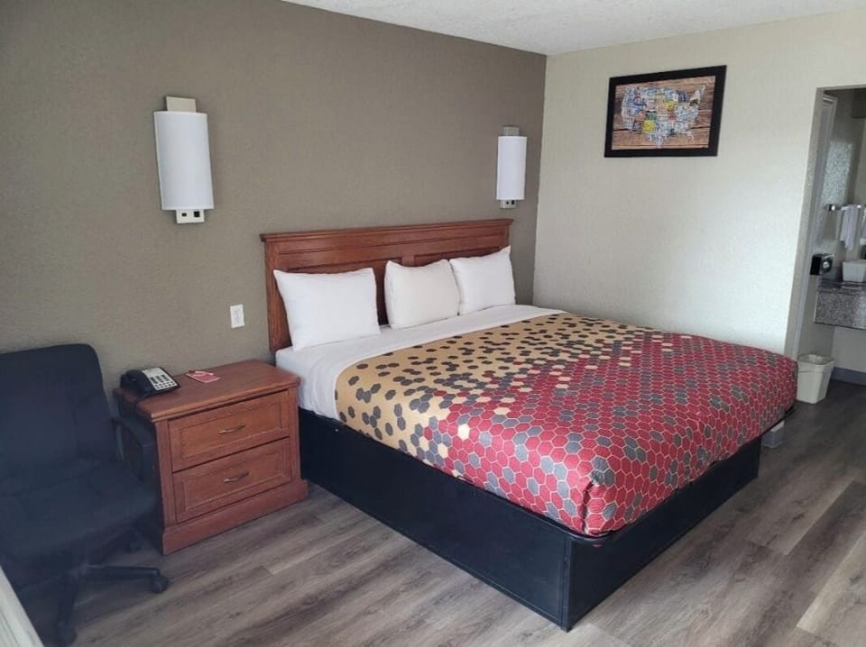 Room, 1 King Bed, Non Smoking | Desk, iron/ironing board, cribs (surcharge), rollaway beds (surcharge)